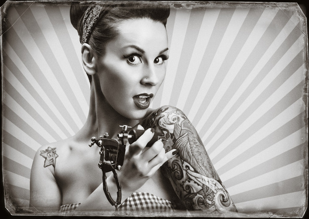 Chica pin-up con tatuajes - Imágenes de estilo retro en blanco y negro
 - Foto, imagen