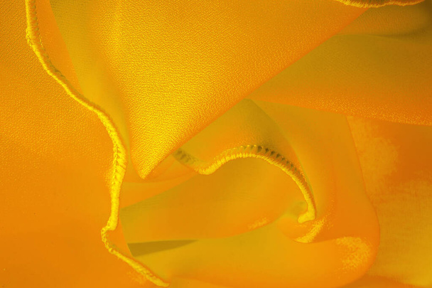 Organza de seda amarela com tubulação ondulada. Fronteira em torno da borda do tecido. Fundo abstrato. padrão de textura. organza de seda tem um delicado tecido aberto. Antecedentes. Espaço de cópia - Foto, Imagem