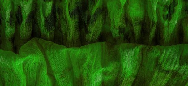 Зеленая ткань. Шелковая ткань в тонкой органзе с отпечатком пантеры, смятой текстурой. Фон. Шаблон. - Фото, изображение