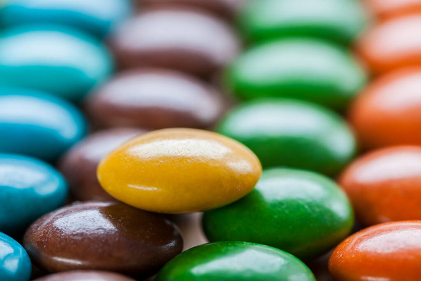 Вкусные разноцветные шоколадные конфеты с молоком. - Фото, изображение