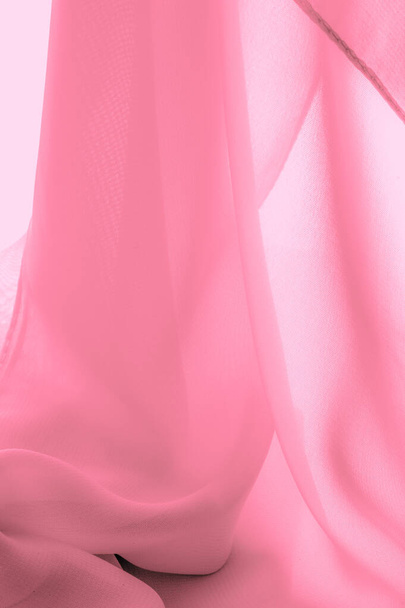 Teksturę. wzór. Jedwabny czerwony poliester. Tło z różowej tkaniny jedwabnej. Teksturowane tło wykonane z przezroczystego i lekkiego materiału do szycia odzieży. Panorama tkanin - Zdjęcie, obraz