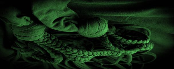 Texture, sfondo, pattern. Tessuto in trecce verdi. Sfondo lavorato a maglia con motivo goffrato. Trecce in maglia. - Foto, immagini