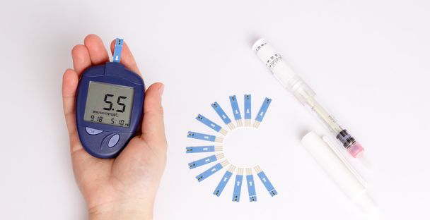 Test Level Blood Sugar on Glucose Meter with diabetic Items and Insulin injection - Foto, Bild