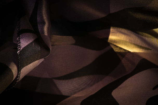 Textuur. Sjabloon. zijden stof in bruine tinten. Glad elegante bruine zijde of satijnen textuur als abstracte achtergrond. Luxe achtergrond ontwerp behang. In Sepia afgezwakt. Retrostijl - Foto, afbeelding