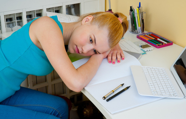 adolescent fille pensée inquiet à son bureau d'étude
 - Photo, image