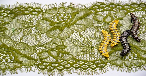 Tecido de renda verde em um fundo branco. Poliéster de tecido de renda de tule africano chique com flores de comprimento total para o seu design. A textura. Contexto. Padrão - Foto, Imagem