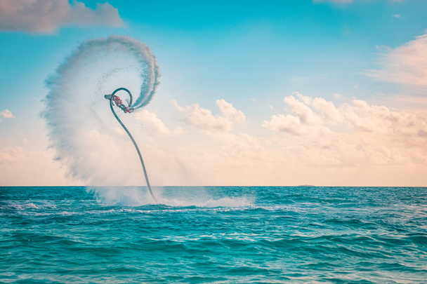Professionelle Profi-Fliegenbrettfahrer in tropischem Meer, Wassersport-Konzept Hintergrund. Sommerferienspaß Outdoor Sport und Erholung - Foto, Bild