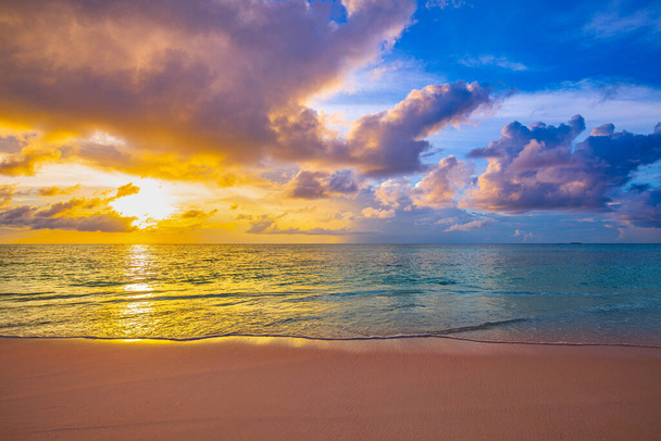wunderschöner tropischer Strand bei Sonnenuntergang. Reisekonzept - Foto, Bild