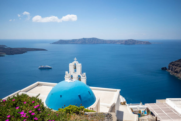 Isola di Santorini, Grecia. Incredibile paesaggio di vacanza estiva, architettura bianca e vista mare blu sulla caldera. Famosa destinazione di viaggio, sfondo di viaggio urbano. Stile di vita di svago viaggiare - Foto, immagini