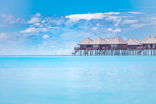 красивий розкішний курорт на тропічному пляжі з видом на море
 - Фото, зображення