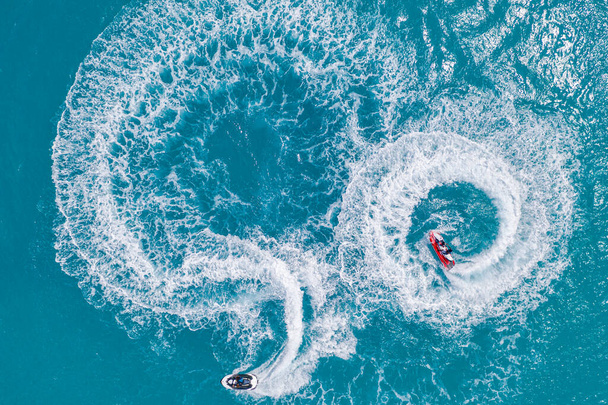 Vue aérienne du sport d'action extrême aquatique, de la mer d'été, à proximité d'une station tropicale de luxe. Voler à bord dans la lagune de l'océan, plaisir de la liberté comme activité récréative d'été. Flyboard vue du drone - Photo, image