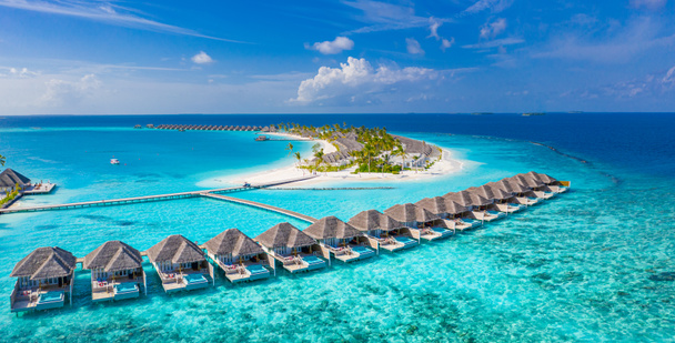 Luchtfoto van prachtig Malediven paradijs tropisch strand. Prachtig uitzicht, blauw turkoois lagunewater, palmbomen en wit zandstrand. Luxe reisbestemming. Zonnig luchtlandschap - Foto, afbeelding