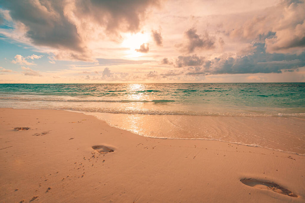 gyönyörű naplemente a strandon - Fotó, kép