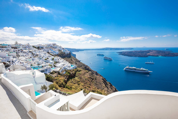 Santoriniho ostrov, Řecko. Úžasná letní dovolená krajina, bílá architektura a modré moře. Slavná destinace, městské zázemí. Cestování volnočasovým životem - Fotografie, Obrázek