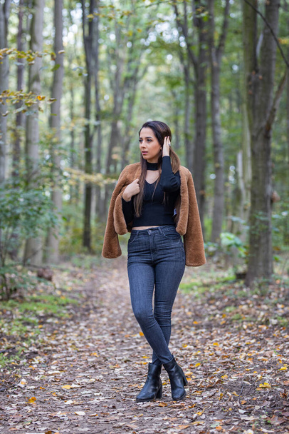 jeune femme dans la forêt d'automne - Photo, image