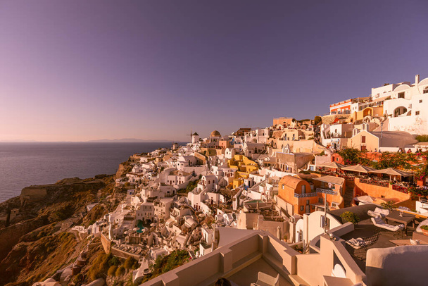 gyönyörű kilátás nyílik a régi város oia, Santorini, Görögország - Fotó, kép