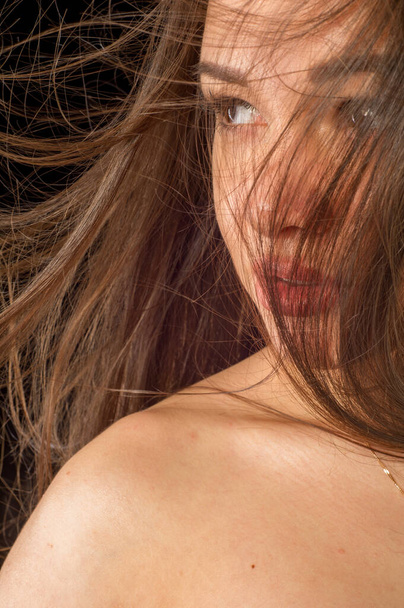 красивая девушка с развивающимися волосами на ветру - Фото, изображение