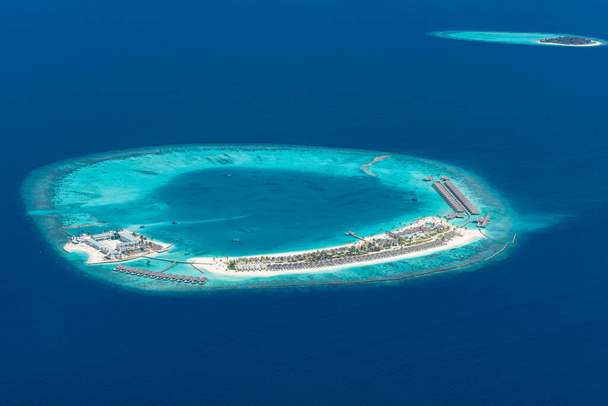 Вид с воздуха на острова. Аэрофотосъемка красивого Мальдивского рая тропического пляжа. Коралловый риф, голубая бирюзовая лагуна. Роскошные путешествия - Фото, изображение