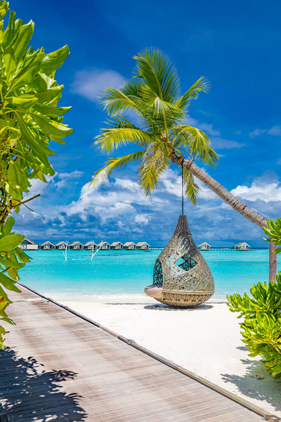 mooi tropisch strand met palmbomen en hangmat - Foto, afbeelding