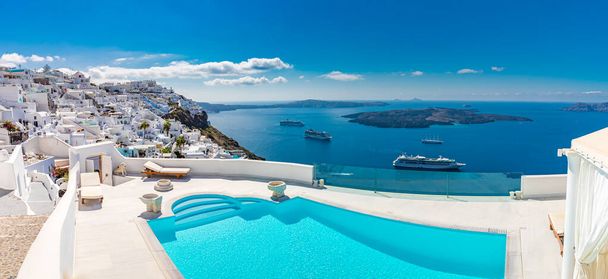 Isola di Santorini, Grecia. Incredibile paesaggio di vacanza estiva, architettura bianca e mare blu. Famosa destinazione di viaggio, sfondo di viaggio urbano. Stile di vita di svago viaggiare - Foto, immagini