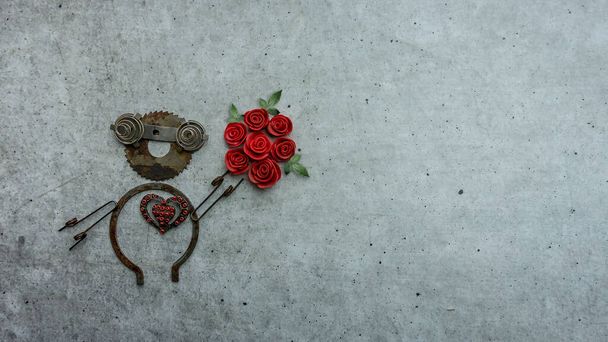Красная роза и сердце. Железный человек с красными розами на фоне гранжа - Фото, изображение