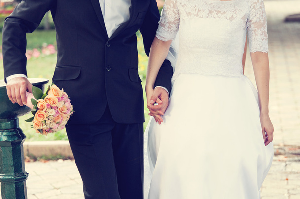 Hochzeitspaar hält Händchen - Foto, Bild