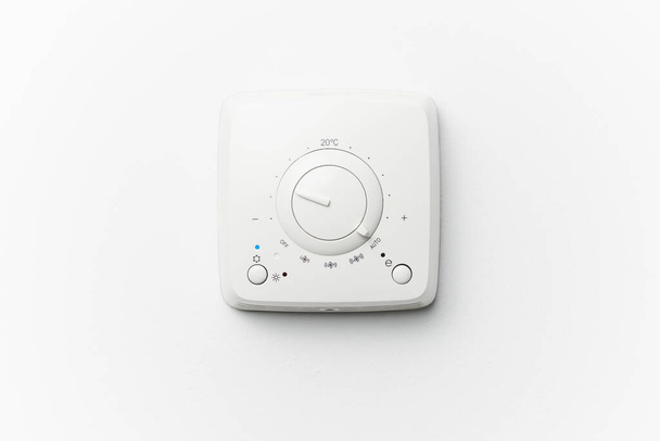 termostato control climático, fondo blanco - Foto, imagen