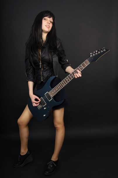 ein Mädchen, das Gitarre spielt - Foto, Bild