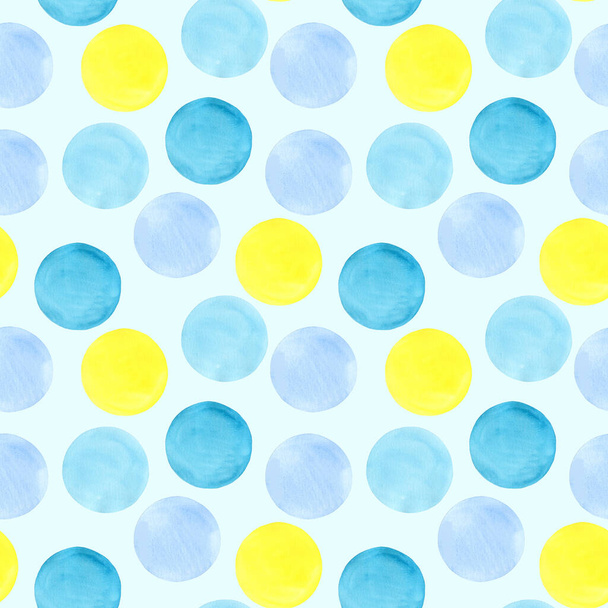 Roztomilé kruhy bezešvé vzor Slunečné pláže. Akvarelové náboje, natažené ruce. Modré, žluté a oranžové barevné kruhy na světle modrém pozadí. Vhodné pro textil, textil, balicí papír, tapety, potisky - Fotografie, Obrázek
