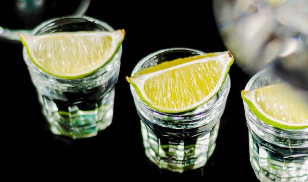 Tradycyjne drinki serwowane w kieliszku z tequilą i limonką, meksykański drink - Zdjęcie, obraz