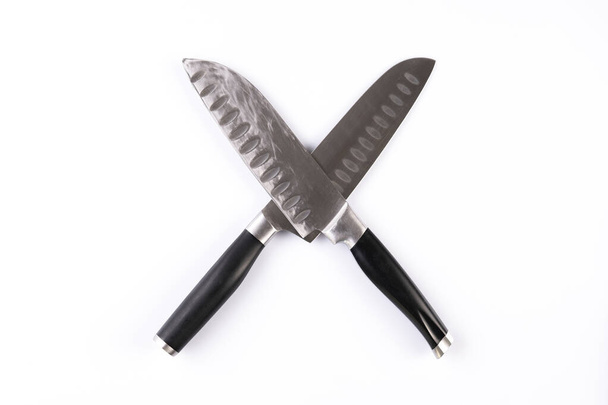 Alfabeto hecho de cuchillos aislados sobre fondo blanco. Letra "X" hecha de cuchillos de cocina profesionales. Conceptual fuente - Foto, Imagen