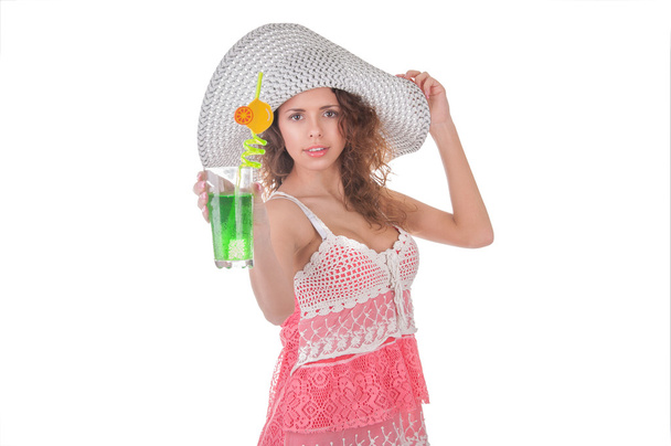 Портрет летней девушки с коктейлем на белом фоне
 - Фото, изображение