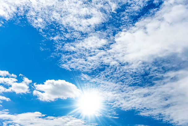cielo azul con sol en las nubes. tranquilidad de la naturaleza - Foto, imagen