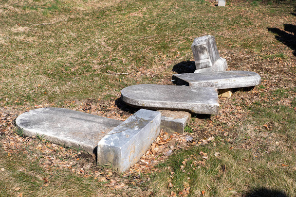 Umgestürzte Grabsteine auf Friedhof markieren Grabsteine - Foto, Bild