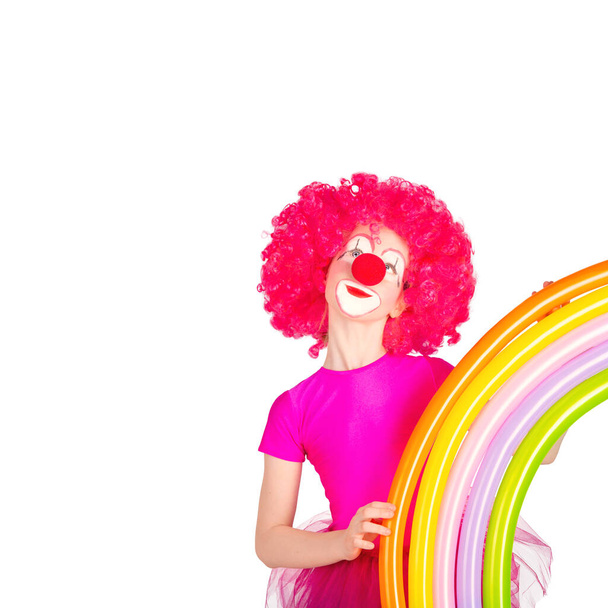 дети в разноцветных костюмах клоуна, изолированные на белом фоне - Фото, изображение
