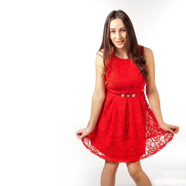 Chica asiática en un vestido rojo. Retrato de una chica joven llevar vestido rojo en acción y mirando a la cámara.  - Foto, imagen
