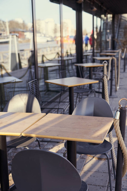 Opuštěná terasa uzavřené kavárny během uzamykání. - Fotografie, Obrázek