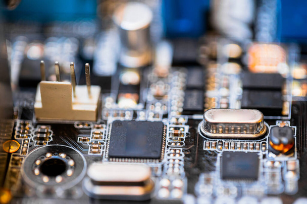 Плата PC Motherboard с чипами, транзисторами и микропроцессорами - Фото, изображение