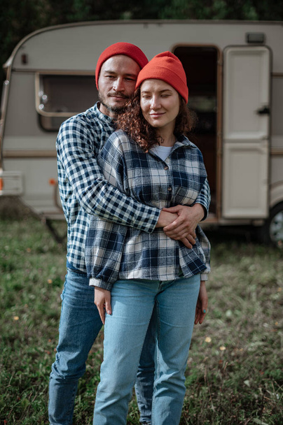 Ρομαντικό ζευγάρι περνούν χρόνο μαζί κοντά στο σπίτι ρυμουλκούμενο. - Φωτογραφία, εικόνα