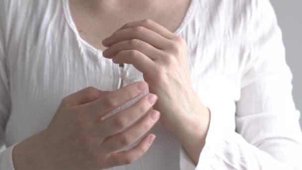 Donna che pratica EFT - toccando sul lato della mano - Filmati, video