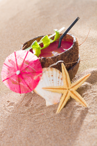 Coconut cocktail on the beach - Foto, imagen