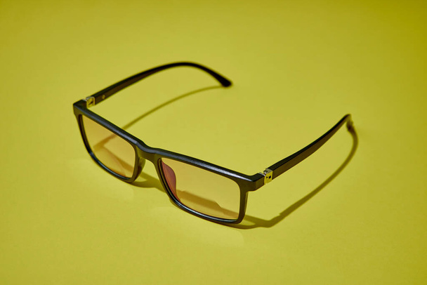 Студійне фото прогресивних окулярів для читання
 - Фото, зображення