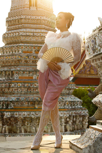 Tayland Geleneksel Kostümlü Güzel Asyalı Kadın çok seçkin ve eski moda. Wat Tapınağı 'nda seyahat turizmi için geçmişe dönük mimarisi olan bir kadın. Alan arkaplanını kopyala - Fotoğraf, Görsel