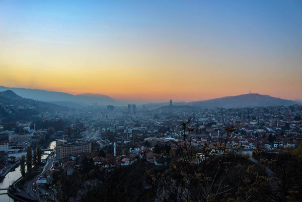 Cielo colorido y puesta de sol sobre Sarajevo. La ciudad de Sarajevo en el otoño antes del invierno. Sarajevo, Bosnia y Herzegovina. - Foto, imagen