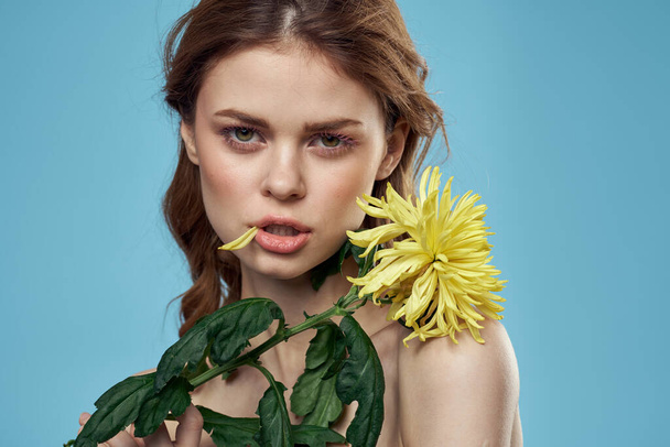 Érzelmi nő virágokkal tavaszi modell meztelen vállak tiszta bőr - Fotó, kép