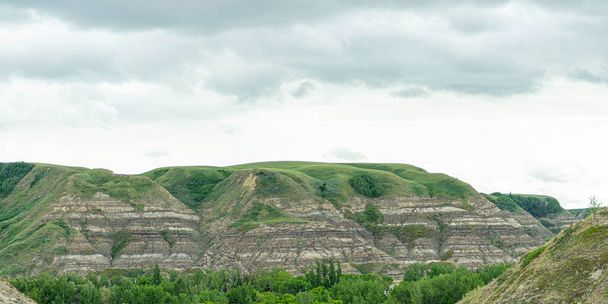 Panorama collinare conRocce sedimentarie a Drumheller Alberta - Foto, immagini