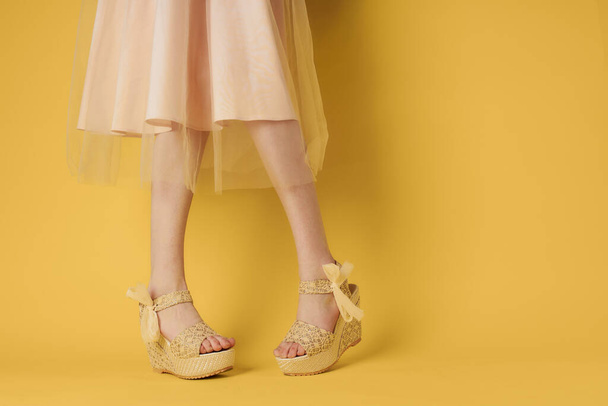 Kadın ayakları şık ayakkabılar, çekici sarı arka plan yaşam tarzı. - Fotoğraf, Görsel