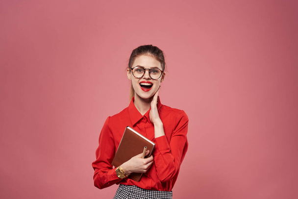 Mujer usando gafas camisa roja secretaria finanzas estilo de vida Profesional - Foto, imagen