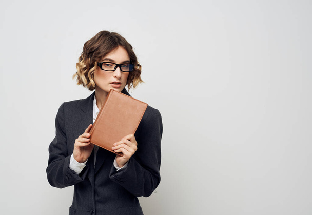 ビジネス女性の本ドキュメントモデルスーツヘアスタイルメガネ - 写真・画像
