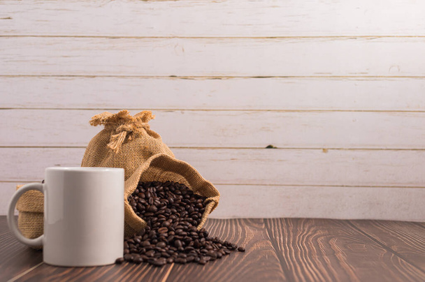 Kaffee, Kaffeebecher und Kaffeebohnen lieben - Foto, Bild